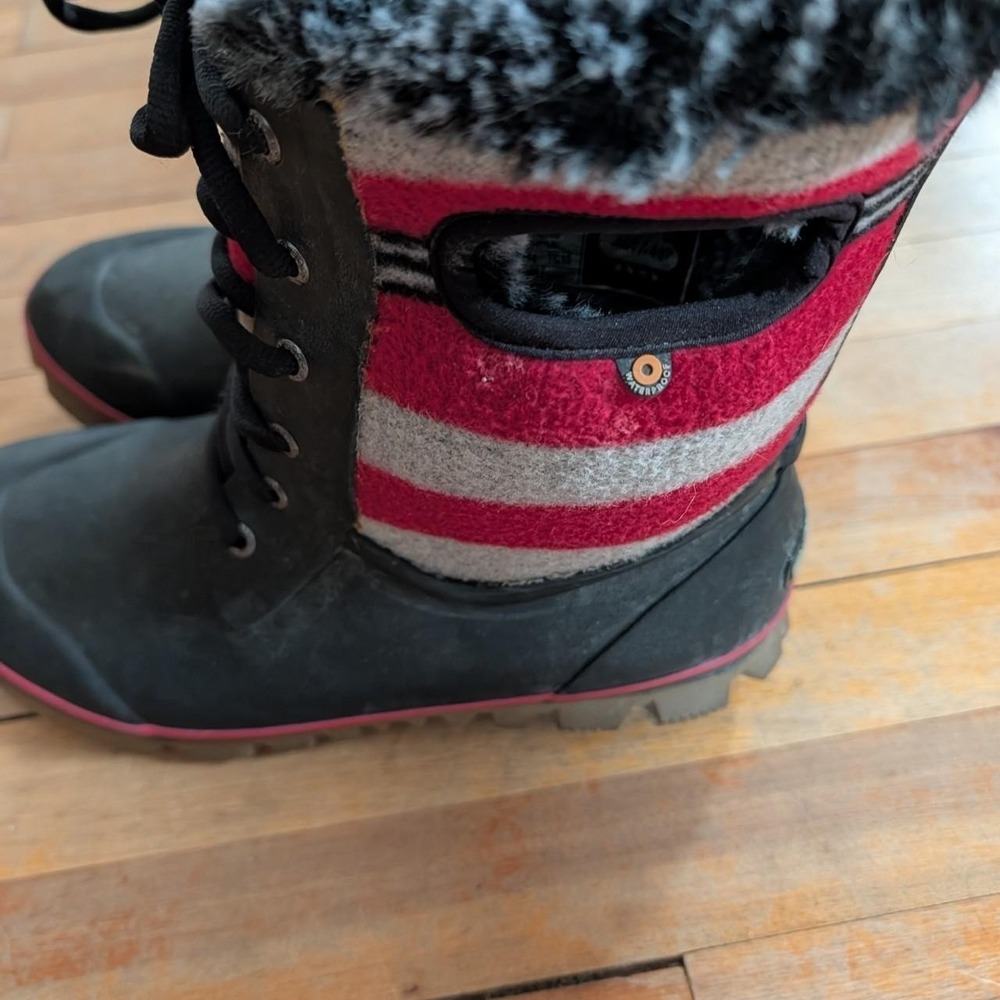 Womens Bogs Black Red Rubber Winter Boots 7 Excellent Waterproof Faux Fur Trim - Picture 2 of 4